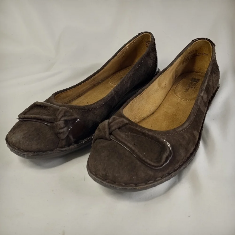 𝅺WHITE Mountain Sz 7 Brown Suede Flats